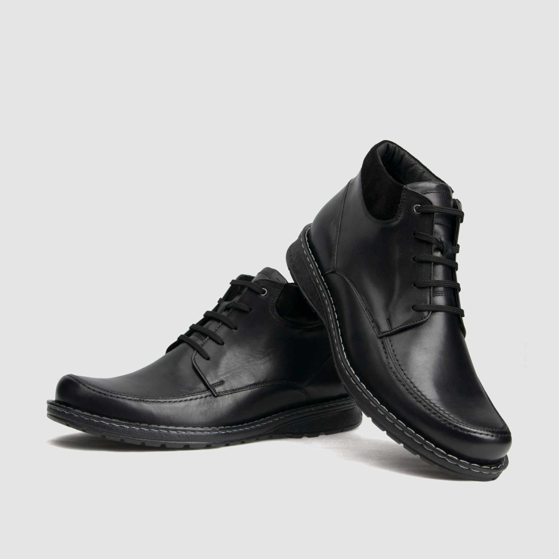Trzewik casual TAPI A-2471 czarna licowa skóra
