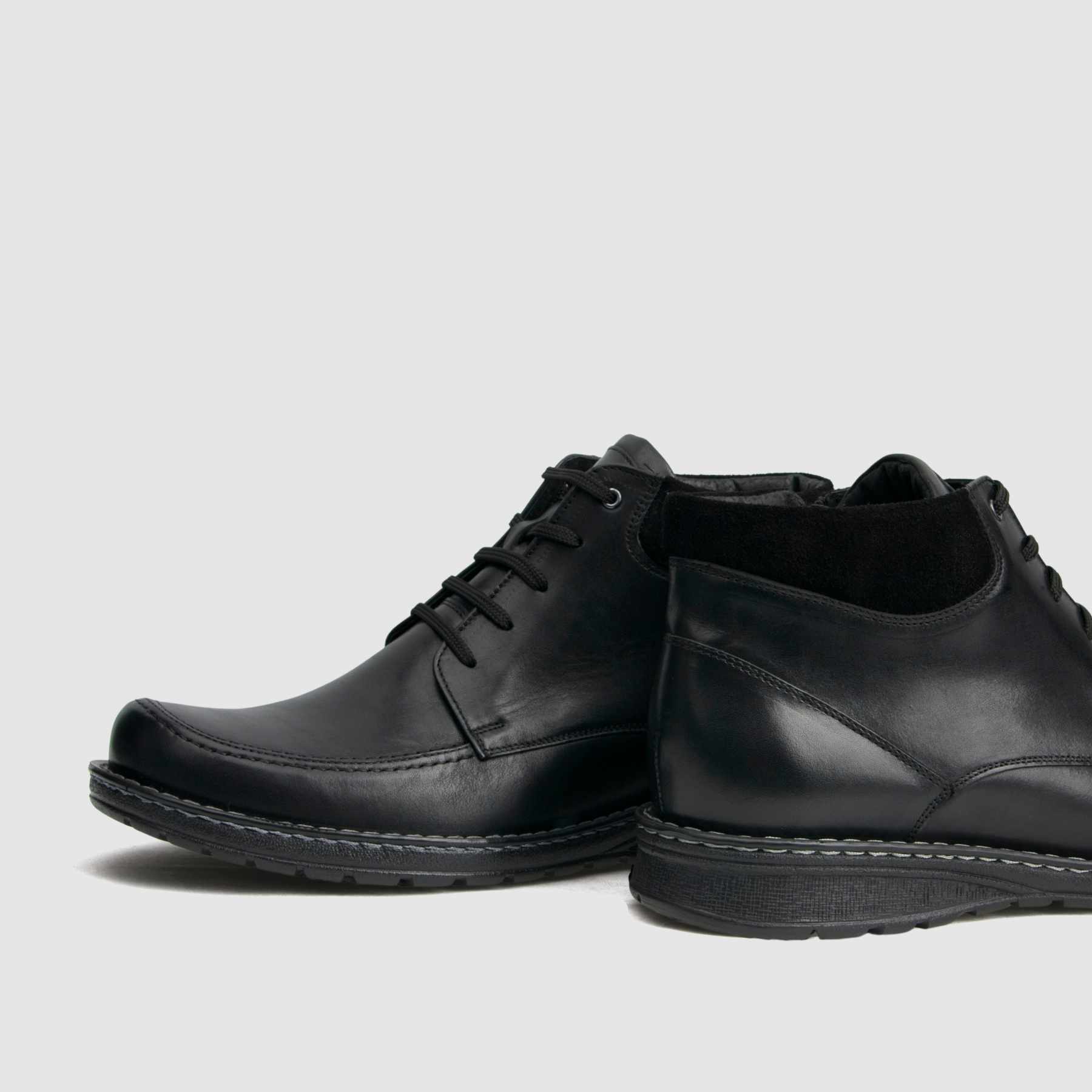 Trzewik casual TAPI A-2471 czarna licowa skóra