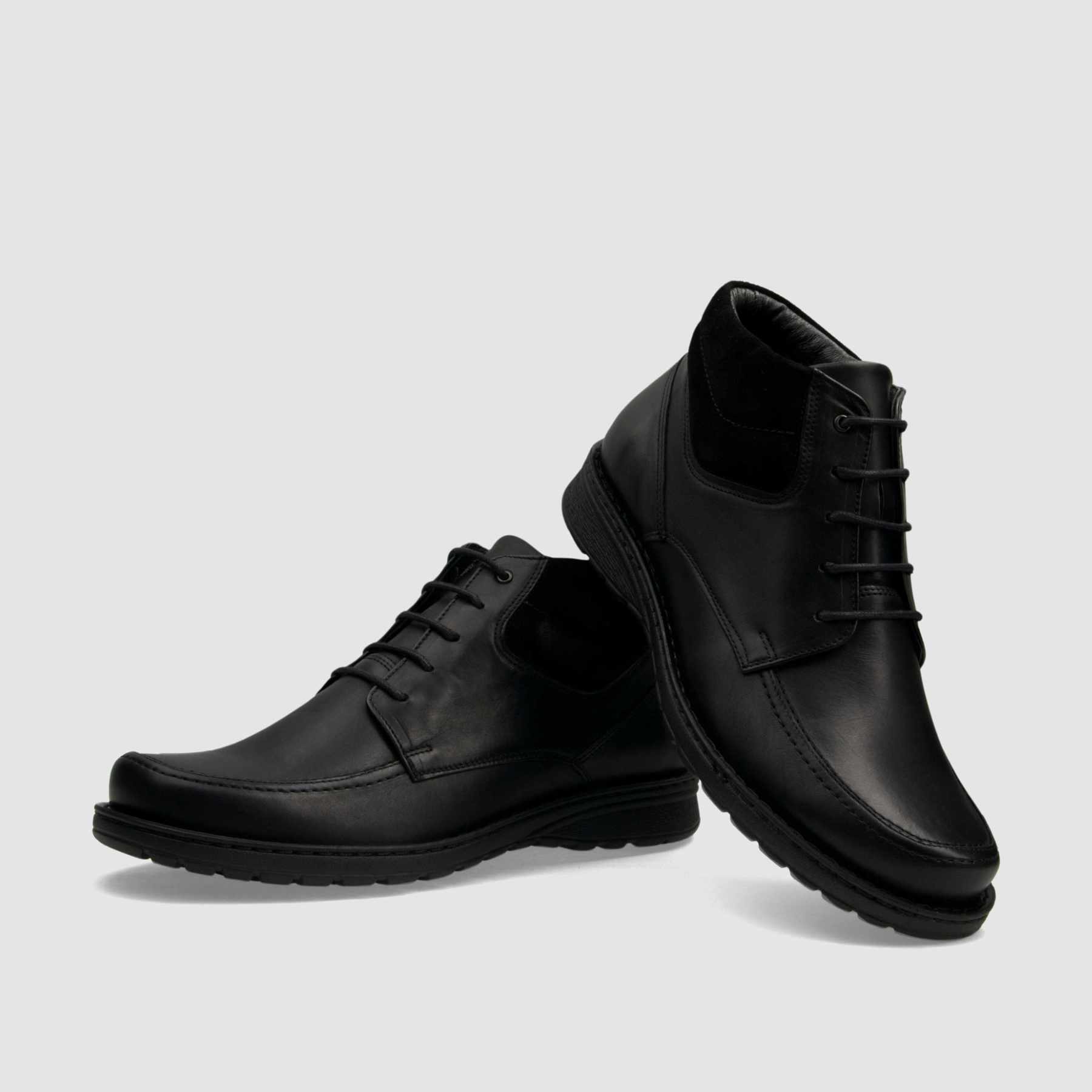 Trzewik casual TAPI B-2468 czarna licowa skóra